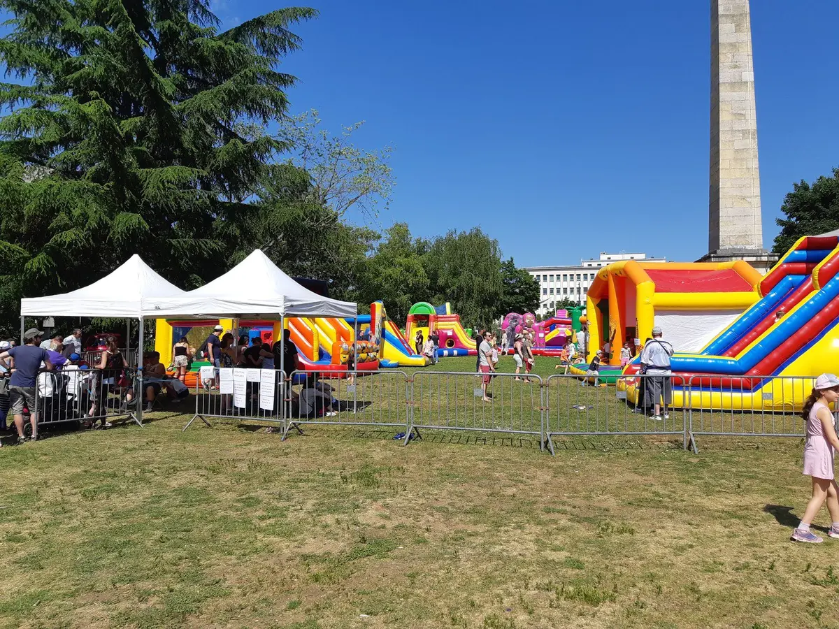 Les structures gonflables de la F&ecirc;te du Port du Canal font le bonheur des enfants