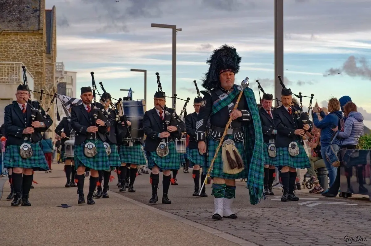 Le Pipe Band de Saint-Brieuc présent depuis plusieurs éditions sur la Fête de L'Andouille de Guémené-sur-Scorff .