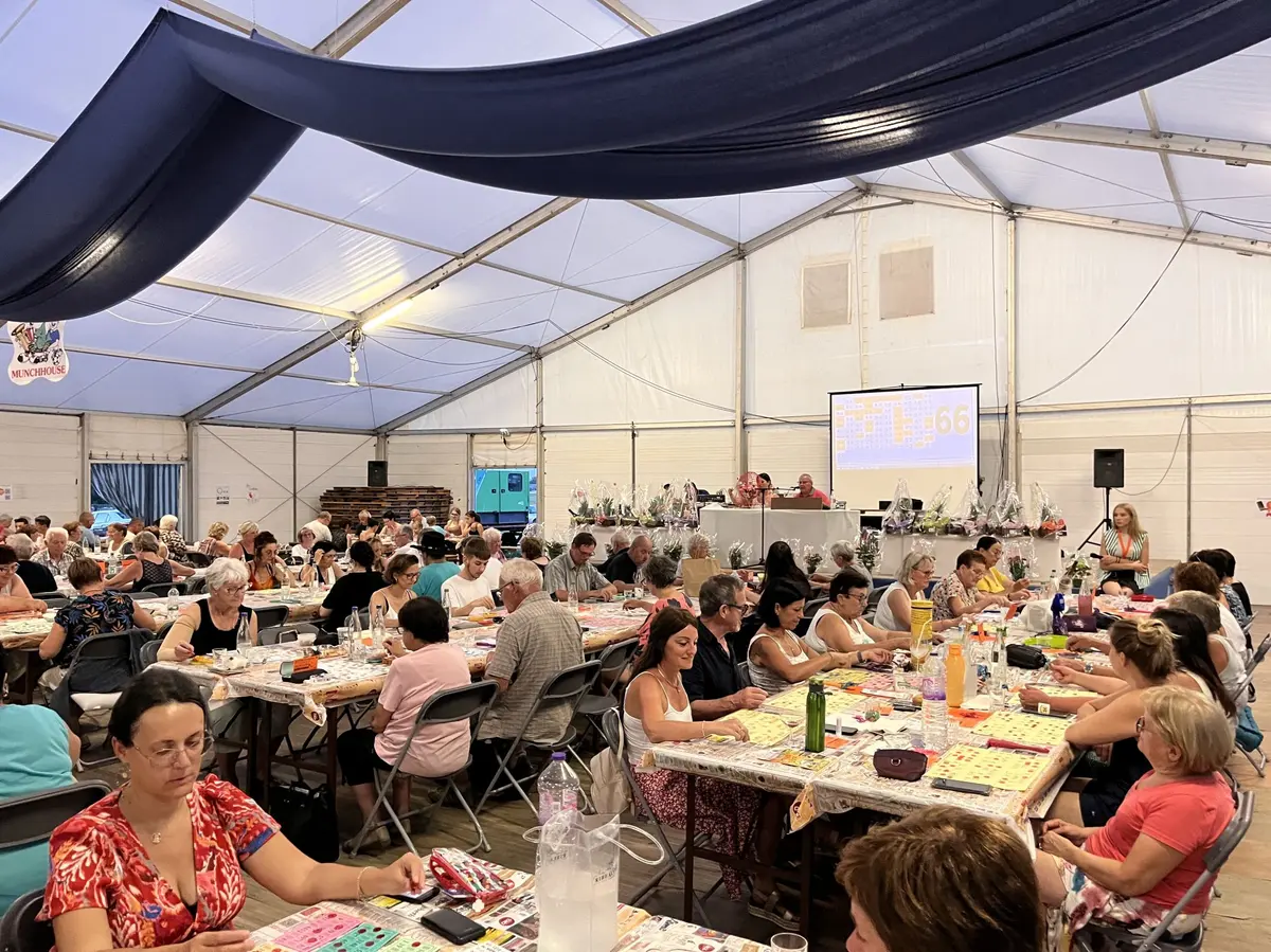 Le chapiteau de la Fête de la Carpe Frite est bien rempli