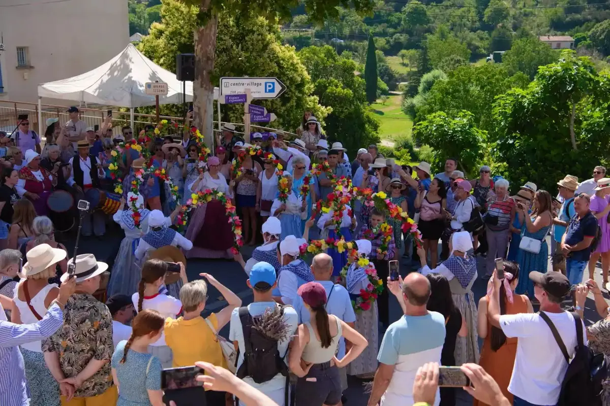 Défilé folklorique à la fête de la lavande de Valensole