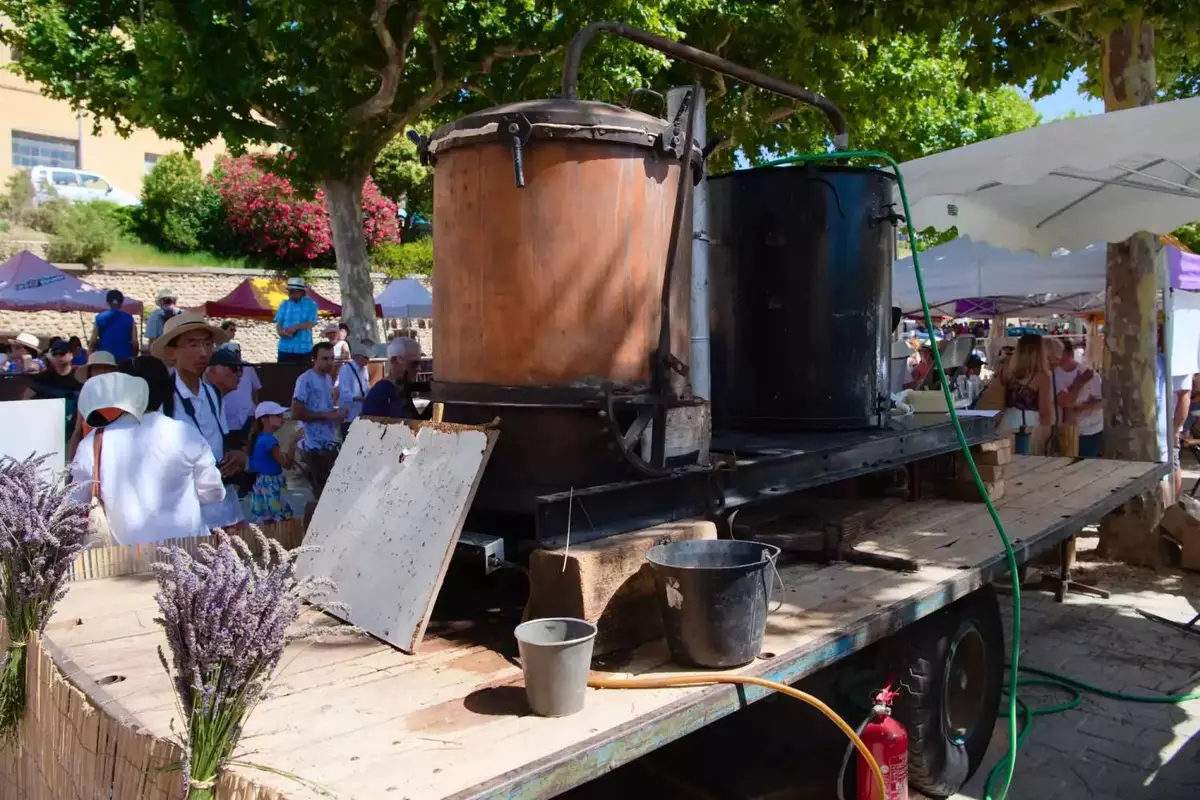 Un alambic de distillation pour la fête de la lavande de Valensole