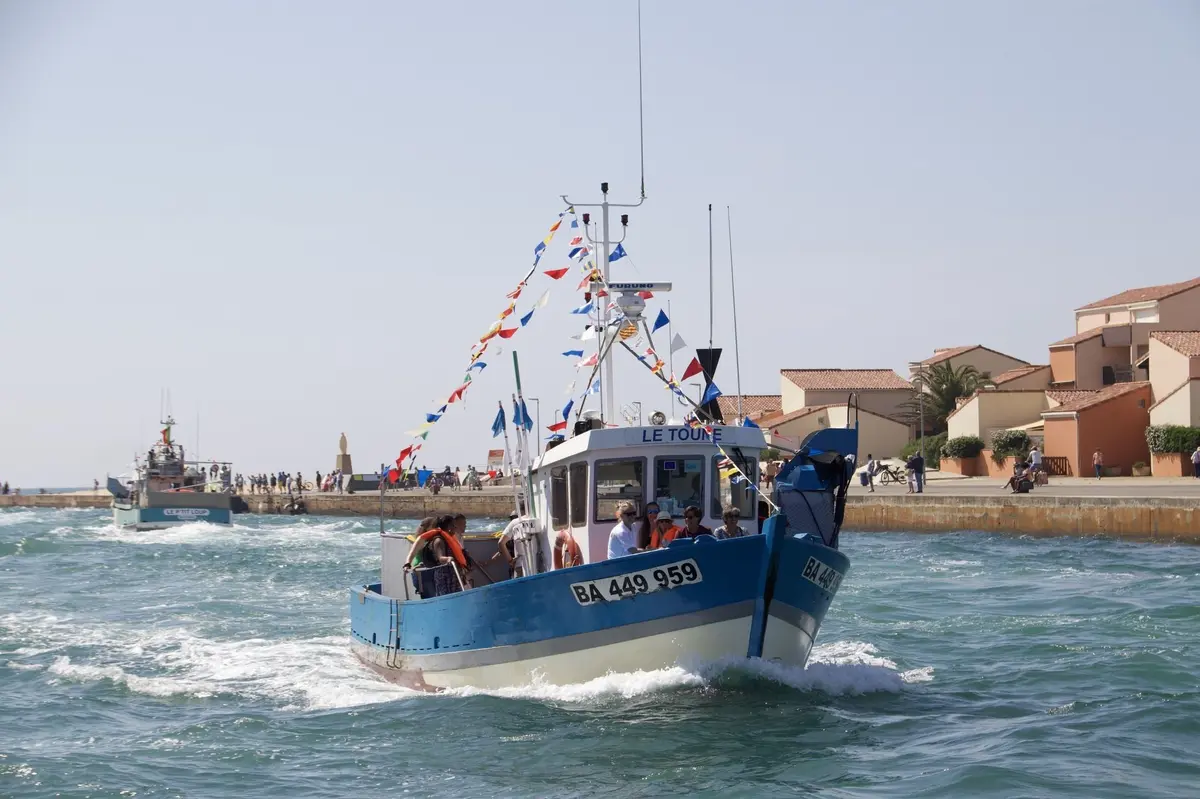 La F&ecirc;te de la Mer de Capbreton r&eacute;unit chaque ann&eacute;e pr&egrave;s de 4 000 personnes autour d'un programme ancr&eacute; dans les traditions maritimes landaises