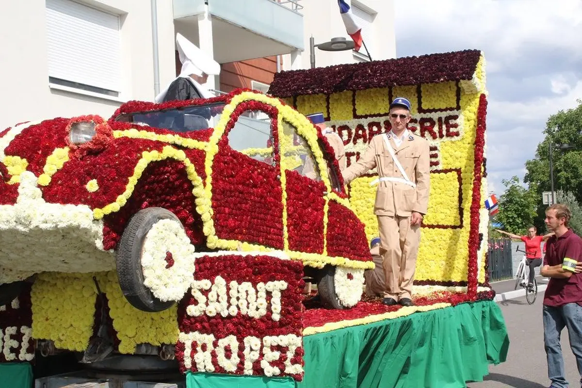 Les chars fleuris font la réputation de la Fête de la Mirabelle à Dorlisheim