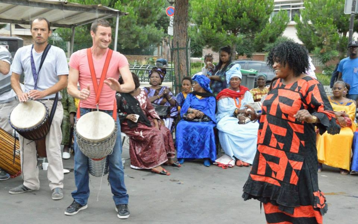 Musiciens et danseuse lors d’une précédente édition de la Fête des griots de l’Afrique de l’Ouest, organisée par l’association Benkadi Afema 20 à Paris 20e.
