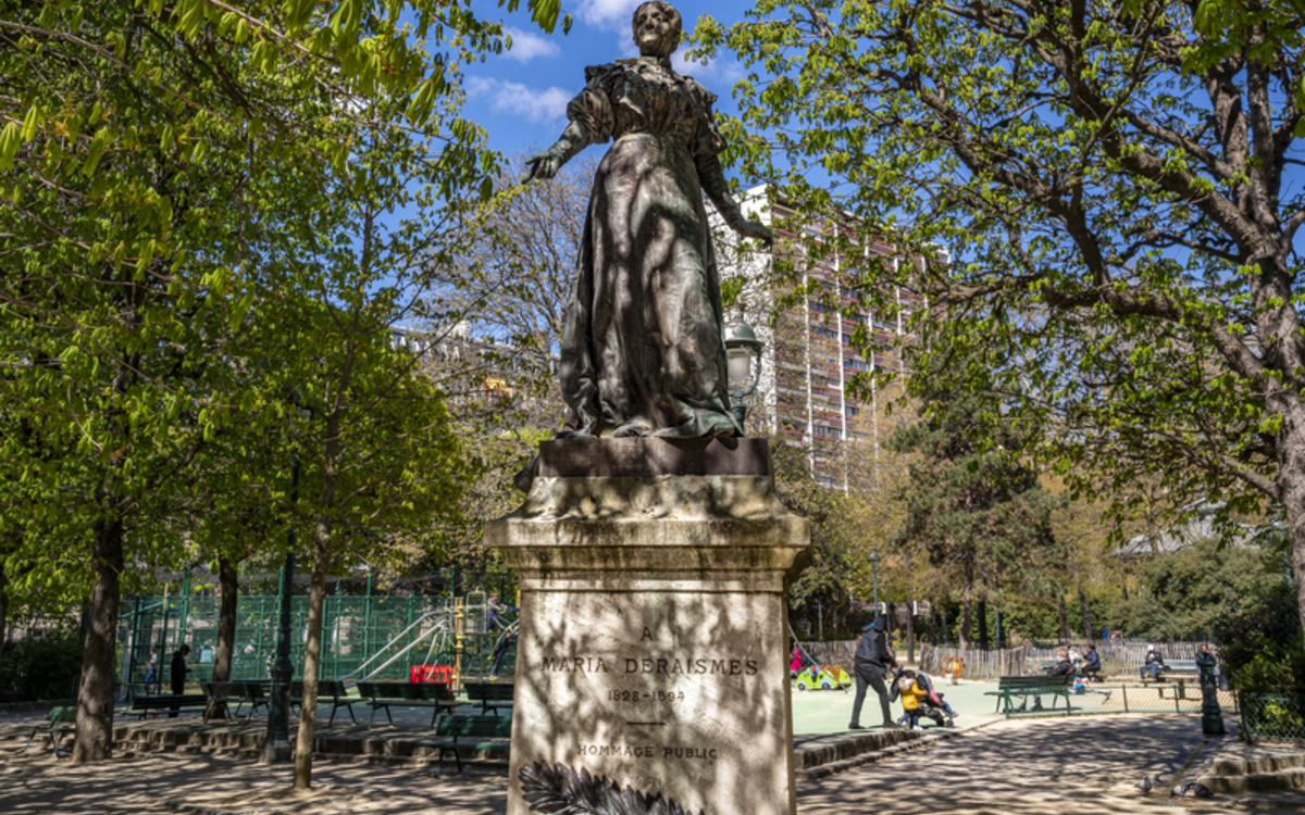 La statue représentant Maria Deraismes à l'une des entrées du square