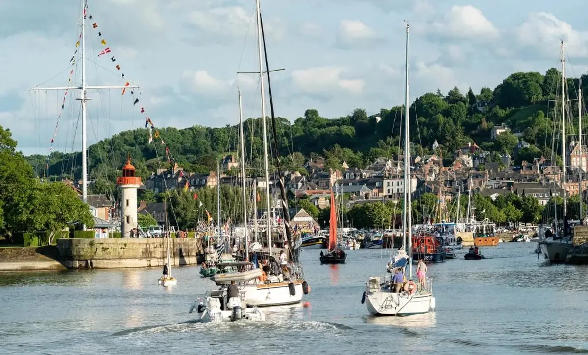 La F&ecirc;te des Marins de Honfleur puise ses racines dans une tradition pluris&eacute;culaire : celle de rendre gr&acirc;ce &agrave; la mer, d'honorer ceux qui la traversent et de prot&eacute;ger ceux qui en vivent