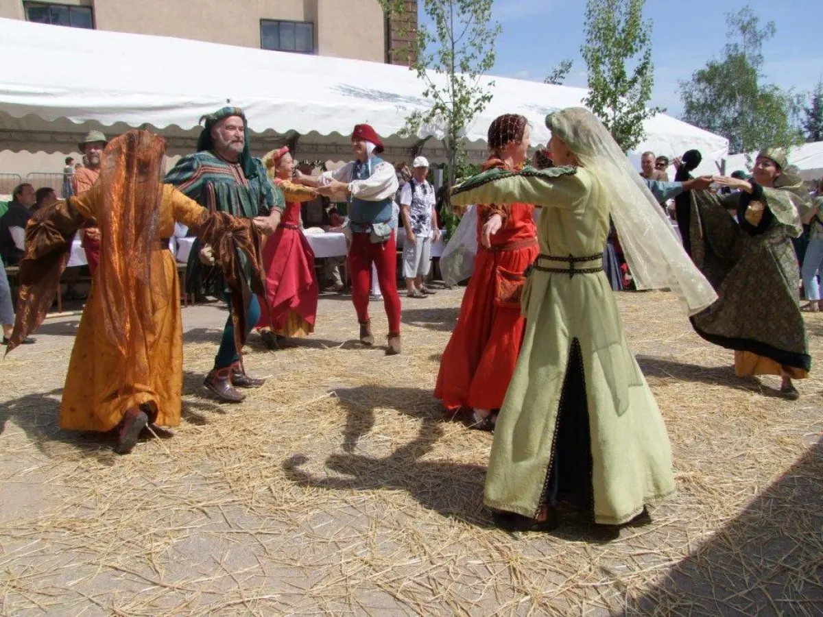 Chevaliers et sorcières animent les remparts à Châtenois