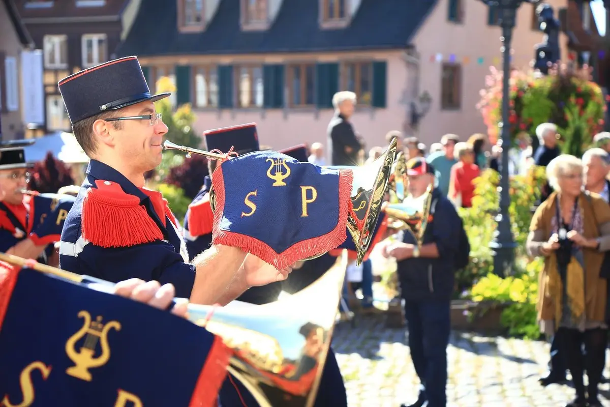 Les sonneurs de trompettes annoncent la Fête des Vendanges à Barr