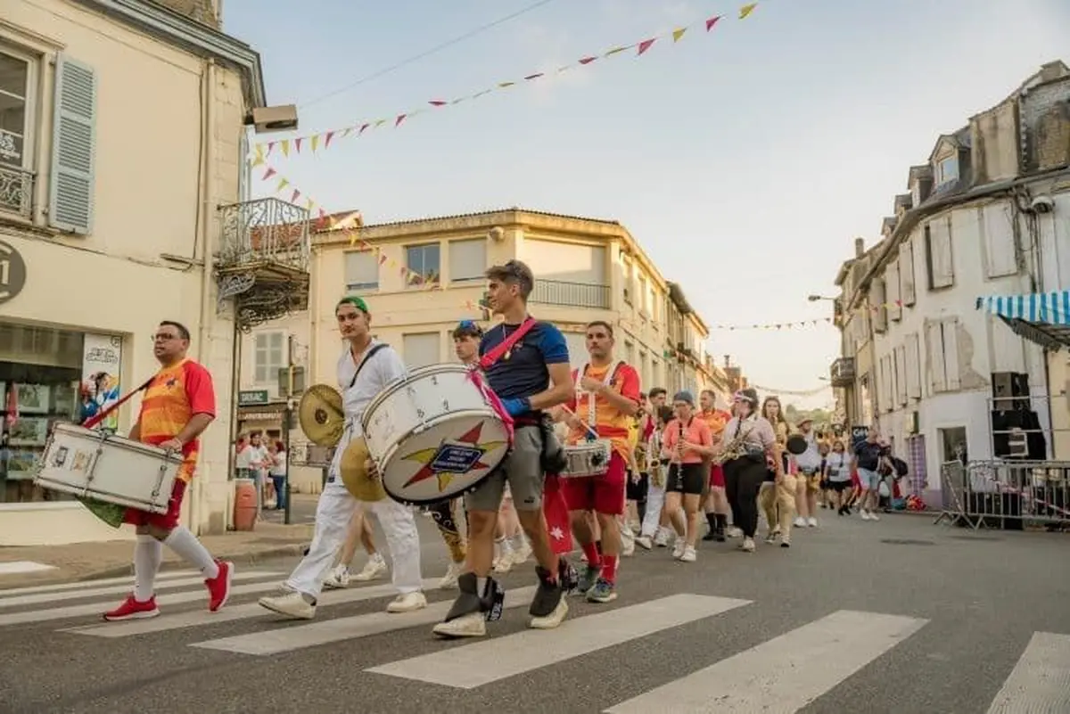 Pour ne rien g&acirc;cher &agrave; l'ambiance festive, des bandas d&eacute;ambulent dans les rues d'Orthez. 