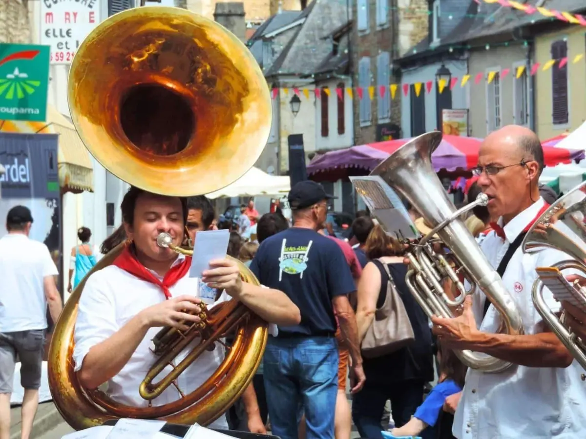 La musique des bandas r&eacute;sonne dans les rues de Monein au fil de leurs d&eacute;ambulations. 