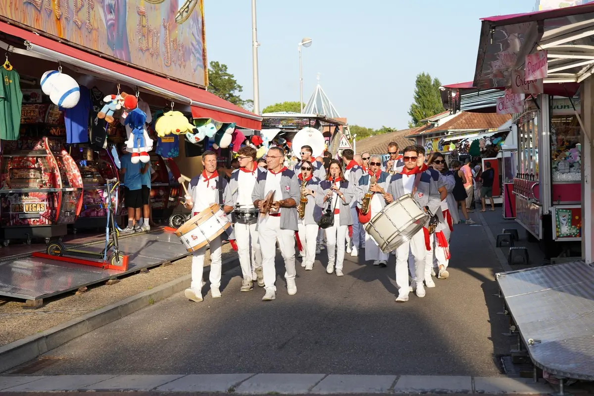 Les F&ecirc;tes de Seignosse puisent dans le riche h&eacute;ritage culturel de la r&eacute;gion : danses folkloriques landaises, musiques populaires, d&eacute;fil&eacute;s anim&eacute;s et ambiance festive seront au rendez-vous