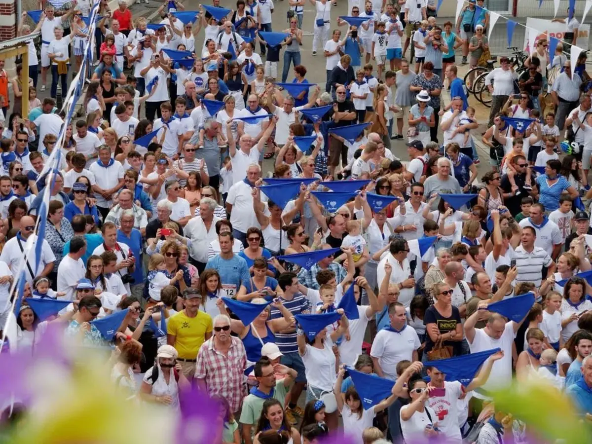 Les Fêtes de Soustons appellent à un dress code particulier, en bleu et blanc. 