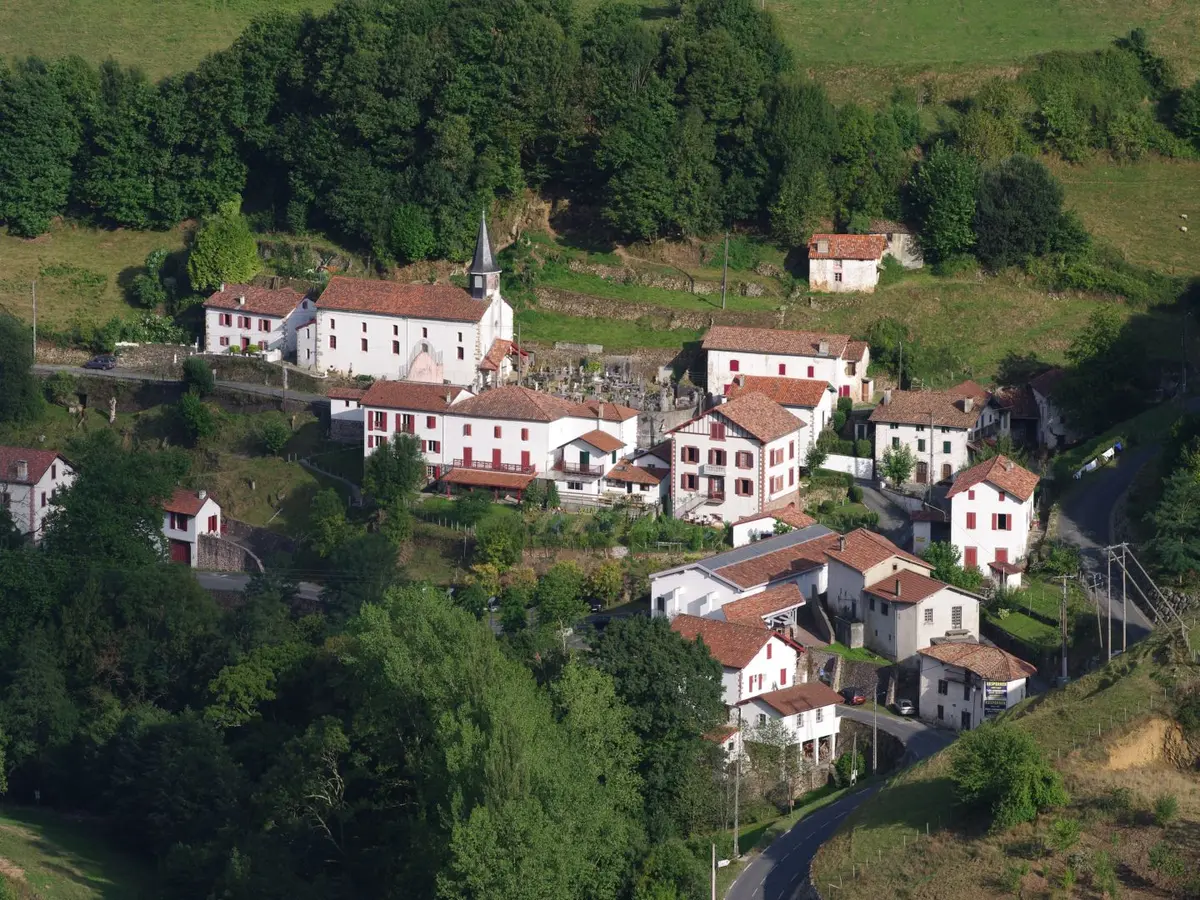 Fêtes de village : repas des villageois animé par Gaubele