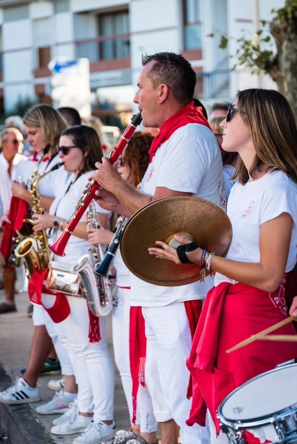 Pour pr&eacute;parer les festivit&eacute;s, des courses landaises sont organis&eacute;es mardi 18 ao&ucirc;t, juste avant l'&eacute;lection de la reine des f&ecirc;tes de Parnasse le mercredi 19 ao&ucirc;t 