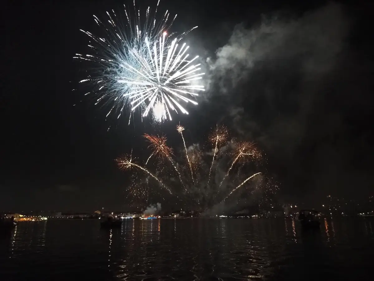 Feu d'artifice depuis un bateau