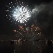 Feu d'artifice depuis un bateau