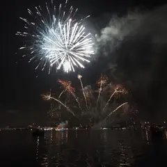 Feu d'artifice depuis un bateau