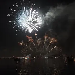Feu d'artifice depuis un bateau