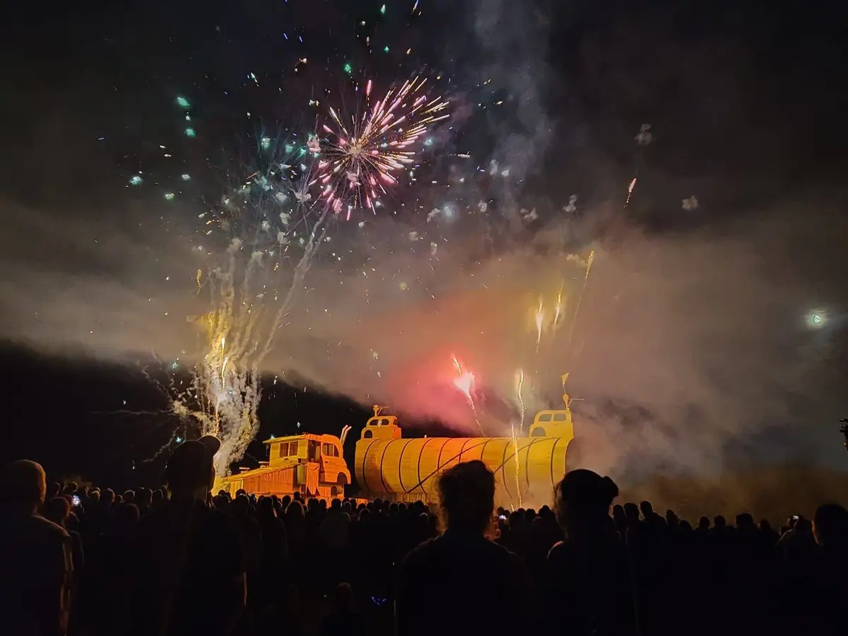 Le feu d'artifice au dessus de la chavande du Feu de le St Jean de Fontenoy le Château