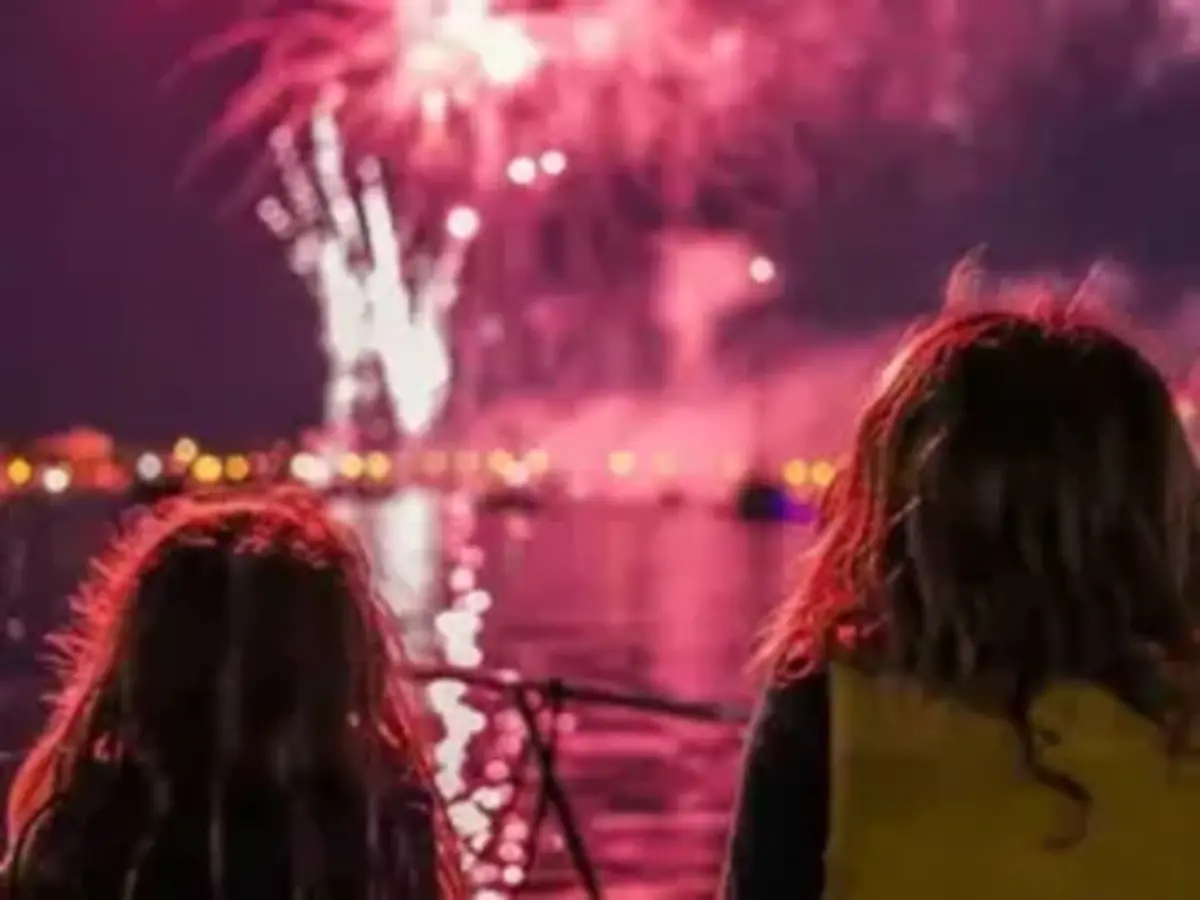Feux d'artifices à bord d'un catamaran à Quiberon (56)