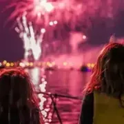 Feux d'artifices à bord d'un catamaran à Quiberon (56)