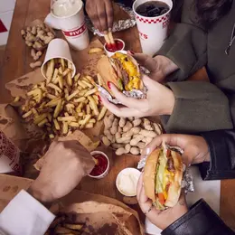 Five Guys ouvre enfin à Troyes le 29 juin et les Aubois vont pouvoir découvrir leurs burgers frais personnalisables au McArthurGlen