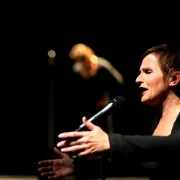 Florence Absolu chante l\'Amour selon Edith Piaf