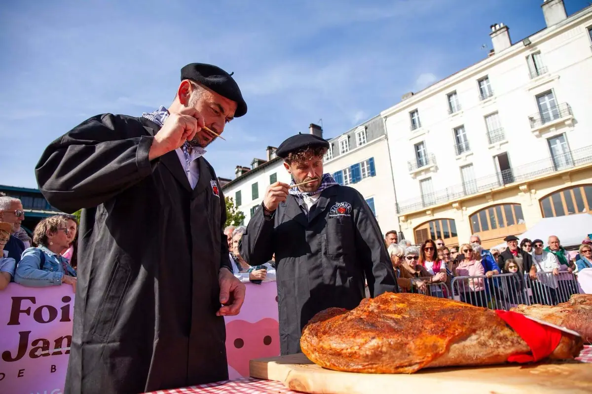 Chaque ann&eacute;e, plus de 410 000 visiteurs se pressent dans les rues et sous les halles pour go&ucirc;ter, acheter et c&eacute;l&eacute;brer ce produit d'exception