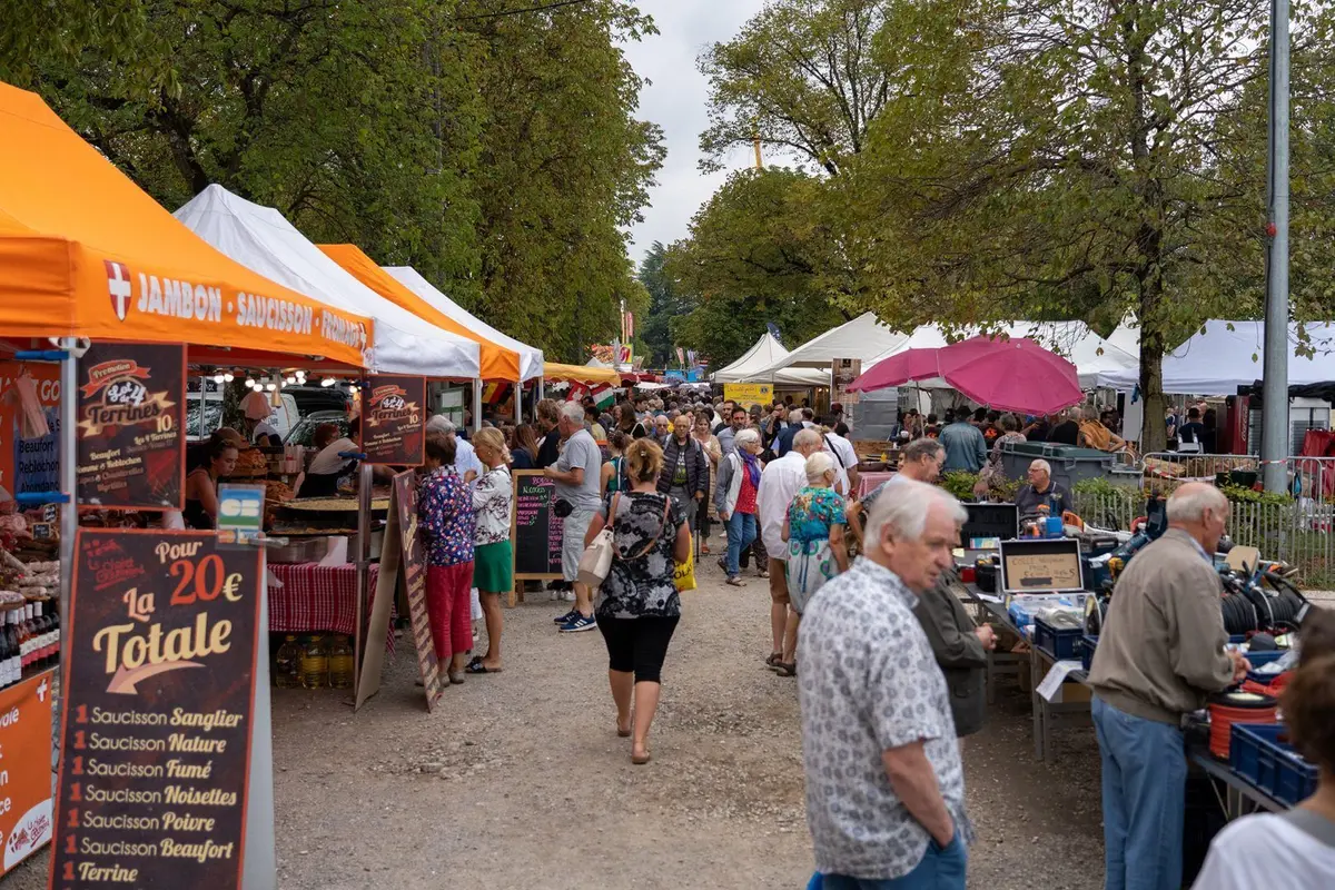 Les stands s'étalent sur toute la place de Crête 