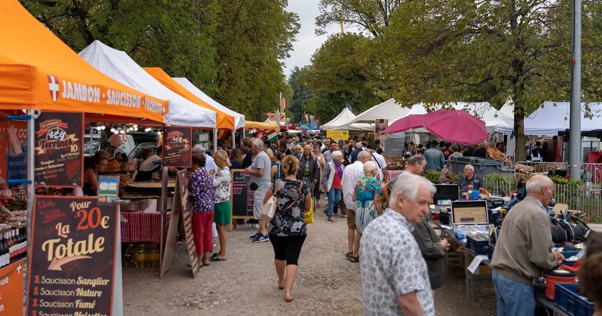Les stands s'étalent sur toute la place de Crête
