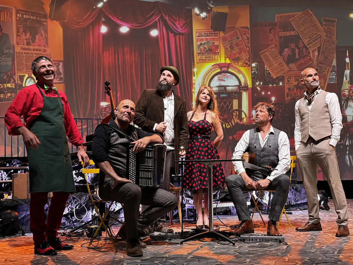 De gauche &agrave; droite : Olivier Brius (Salvatore), Hubert Kieffer &agrave; l'accord&eacute;on, Oliver Lindecker (contrebasse, mandoline), Salom&eacute; (chanteuse), Yannick Wiedmer (guitare), Julien Lindecker (Alfredo)