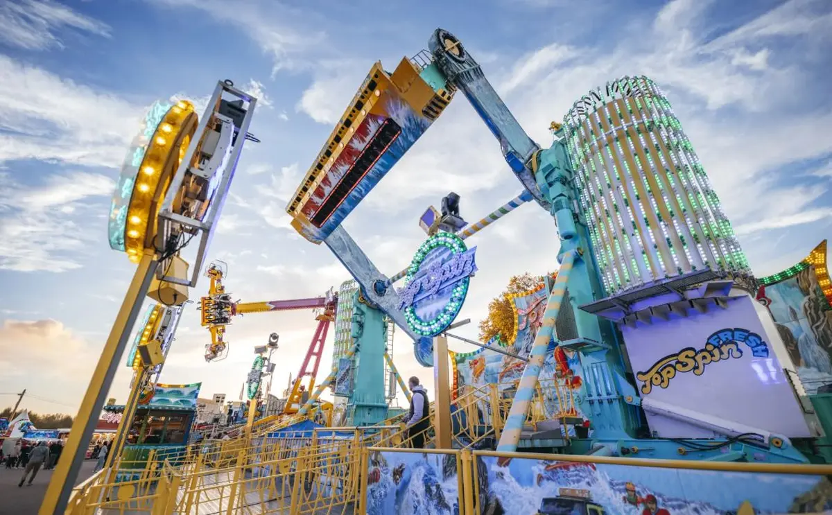 Manèges à sensations fortes à la Foire Saint-Romain de Rouen