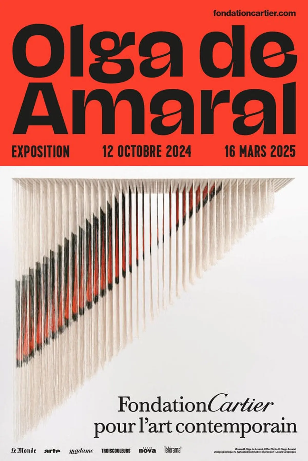 Texte rouge et noir Expo Amaral au-dessus d'une œuvre d'art géométrique avec des cordes verticales en blanc, noir et rouge. Dates : 12 octobre 2024 - 16 mars 2025.