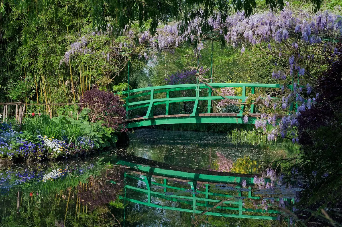 Le pont Japonais, vu du bassin des Nymphéas