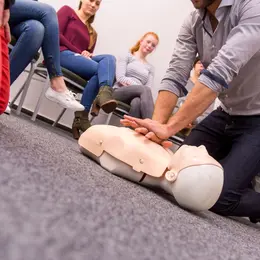 Formation aux gestes de premiers secours dans les mairies de Paris