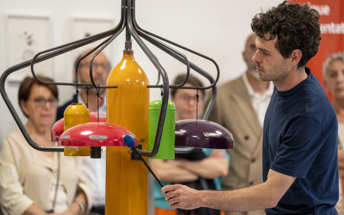 Chansons Cloches, un trio voix, percussions, sculptures et installation électroacoustique avec Francois Dufeil, Anna Holveck chanteuse et Charles Dubois, percussionniste.