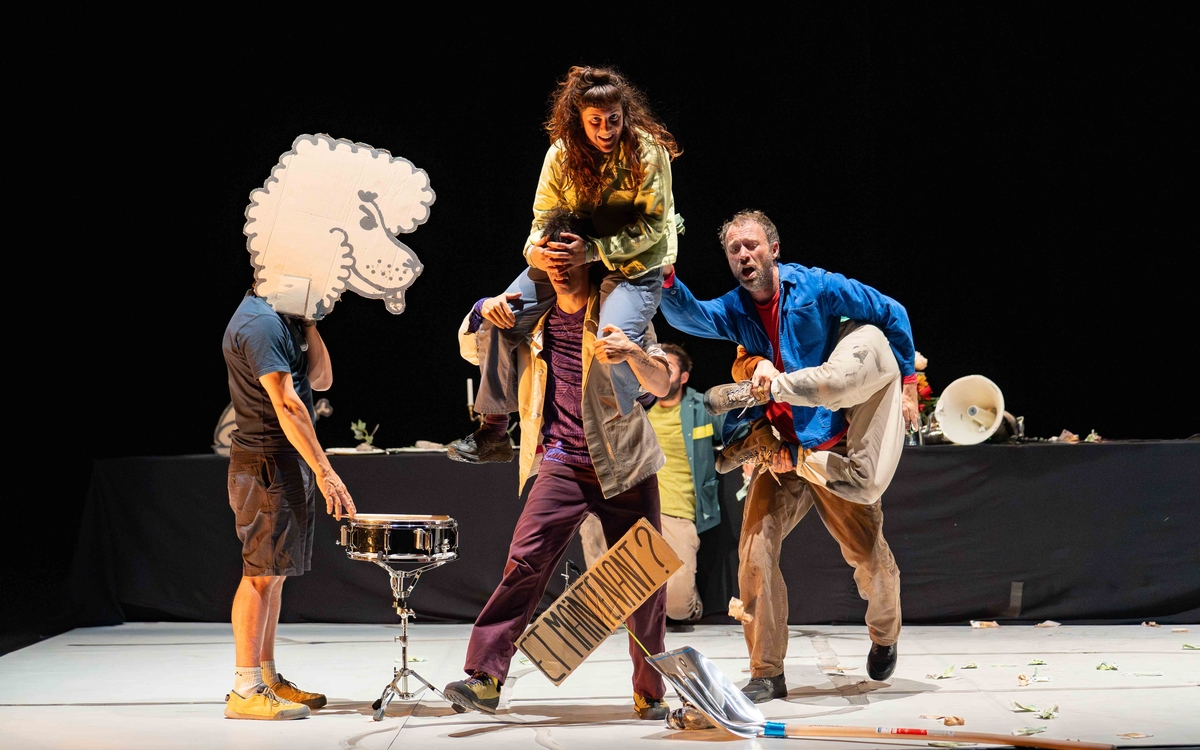 Frasques, un spectacle de cirque cosmique et poétique au Théâtre Silvia Monfort