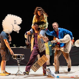 Frasques, un spectacle de cirque cosmique et poétique au Théâtre Silvia Monfort