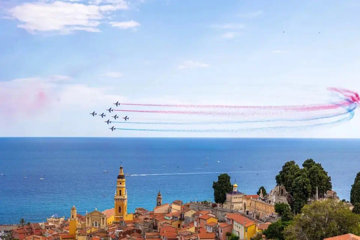 Le ciel de Menton deviendra le théâtre privilégié des pilotes aguerris : Patrouille de France, Armée de l'Air et de l'Espace et Equipe de Voltige 