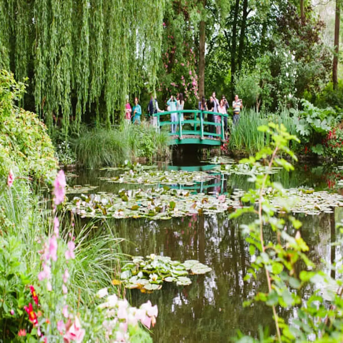 From Paris: Skip the Line Monet Gardens & Giverny Bike Tour with Market Picnic Stop