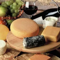 Un plateau de fromages accompagné d'un bon vin rouge, une tradition à la française&nbsp;! &copy; Avatar 444 - fotolia.com