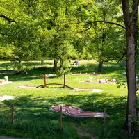 En famille ou entre amis, le minigolf vous attend &copy; Emmanuel Stemper - Fun Parc
