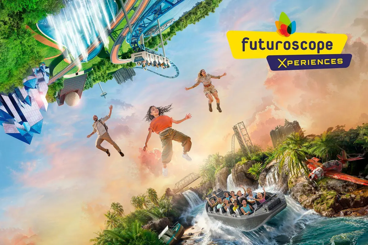 Trois personnes semblent flotter dans les airs sur fond de parc d'attractions avec des montagnes russes et un manège aquatique.