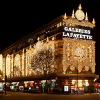 Les Galeries Lafayette Haussmann de nuit &copy; Dimitri Destugues, CC BY-SA 3.0, via Wikimedia Commons