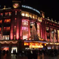 Comme le magasin de Paris, les Galeries Lafayettes de Strasbourg se parent de mille feux à Noël &copy; Gû