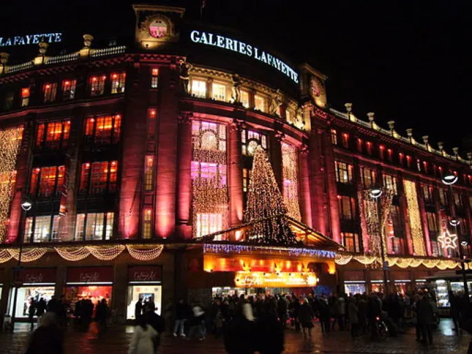 Comme le magasin de Paris, les Galeries Lafayettes de Strasbourg se parent de mille feux à Noël