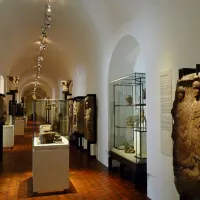 Les longues galeries du sous-sol du Palais Rohan, où se trouve le musée archéologique de Strasbourg. &copy; Ji-Elle
