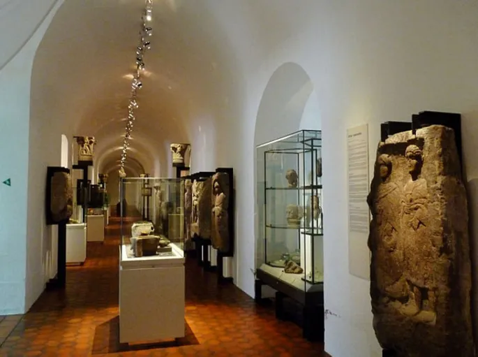 Les longues galeries du sous-sol du Palais Rohan, où se trouve le musée archéologique de Strasbourg.