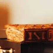 Épiphanie 2026 à Paris : Drouant dévoile une galette des rois en forme de livre