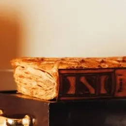 Épiphanie 2026 à Paris : Drouant dévoile une galette des rois en forme de livre